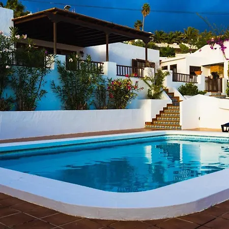 Modern In With Private Pool Nazaret